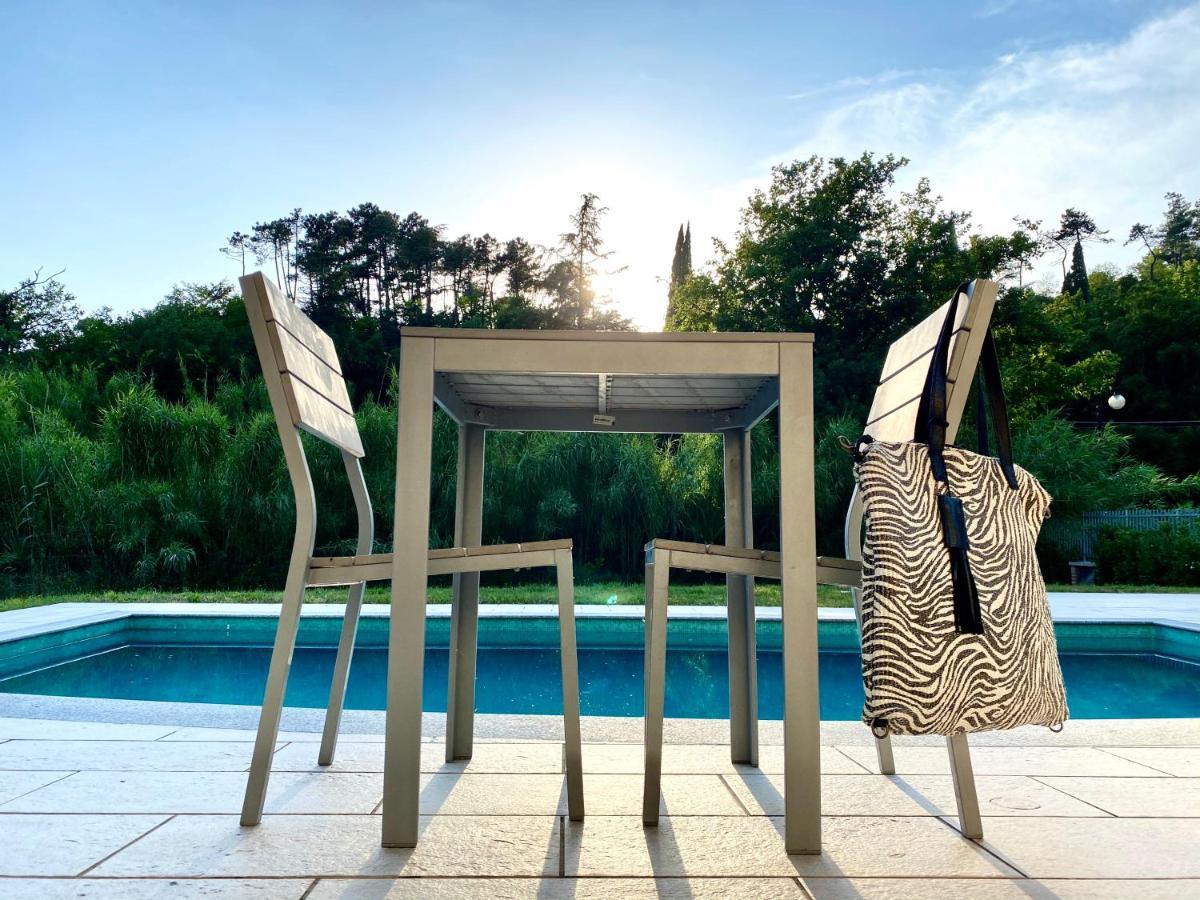 Le Village Sarzana Bagian luar foto