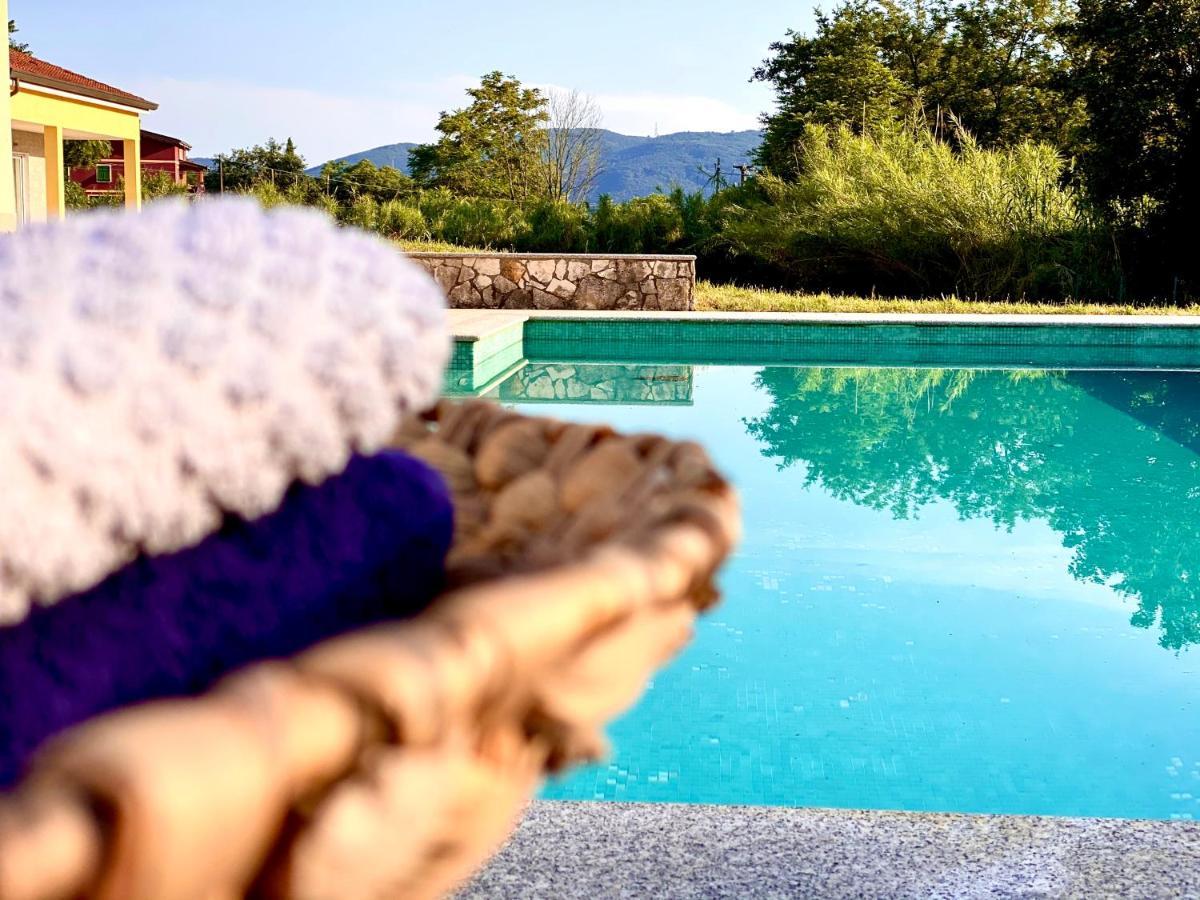 Le Village Sarzana Bagian luar foto