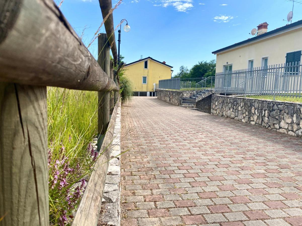 Le Village Sarzana Bagian luar foto